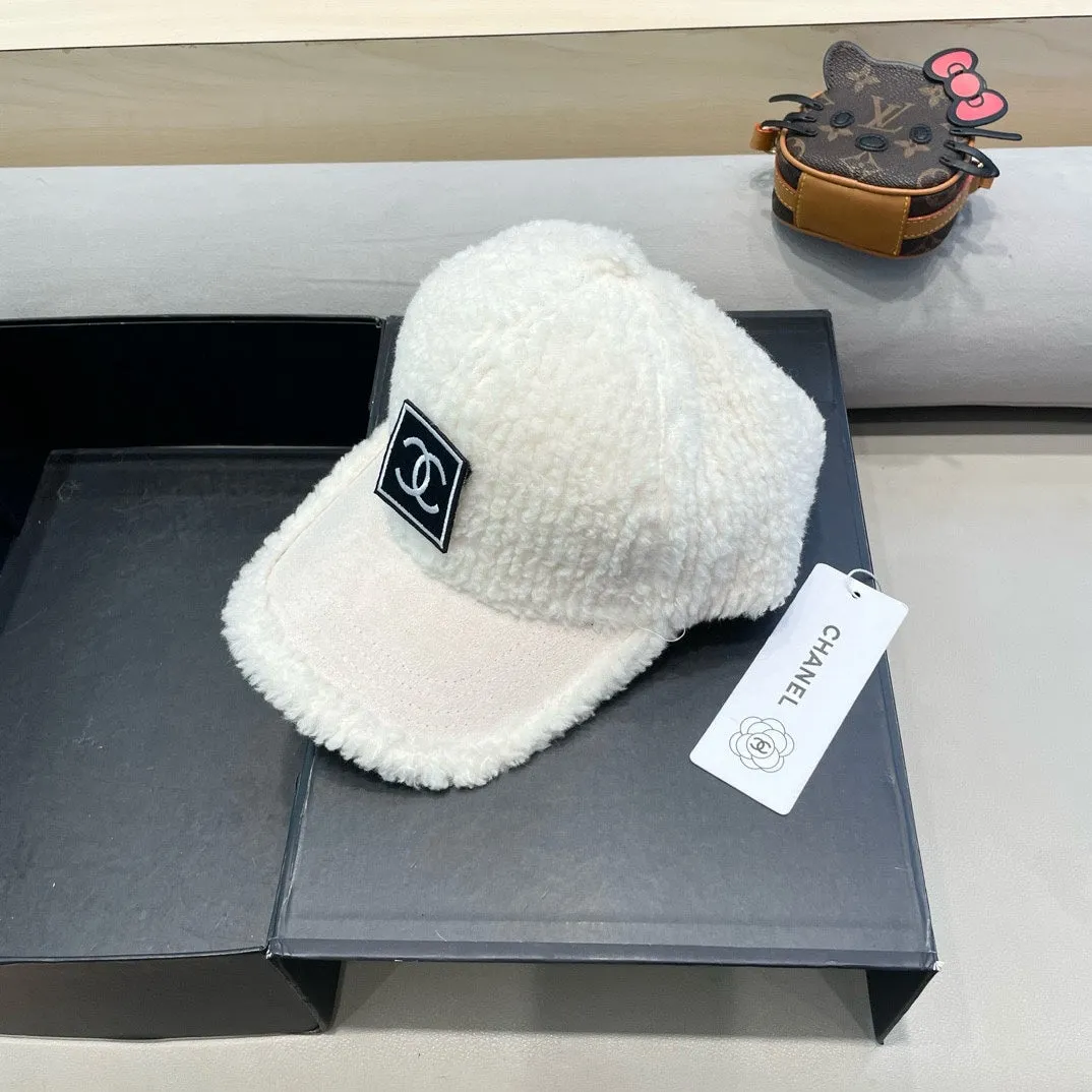 Baseball Cap In White Shearling 422434 view 3