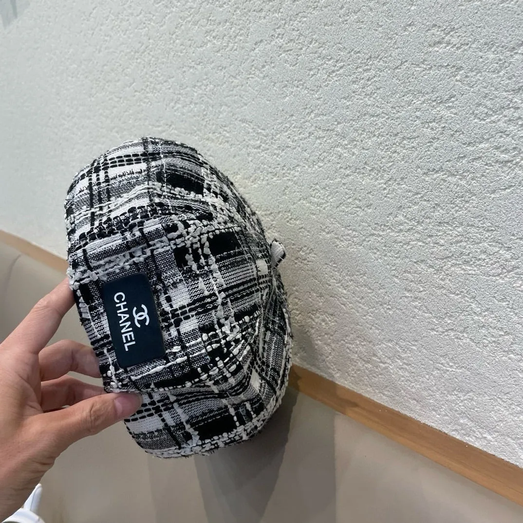 Beret Hat In Black Mix White Wool Tweed 422552 - Main View