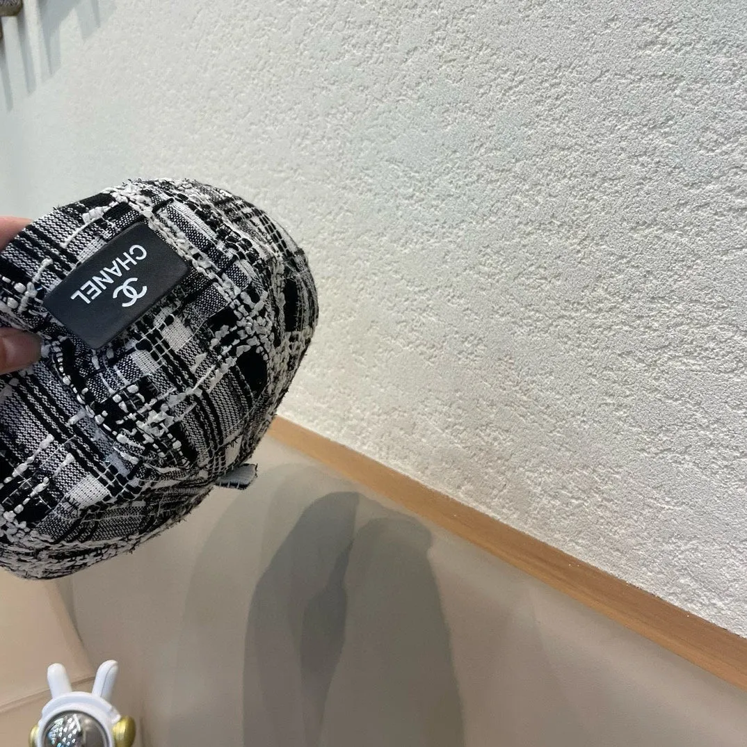 Beret Hat In Black Mix White Wool Tweed 422552 view 6