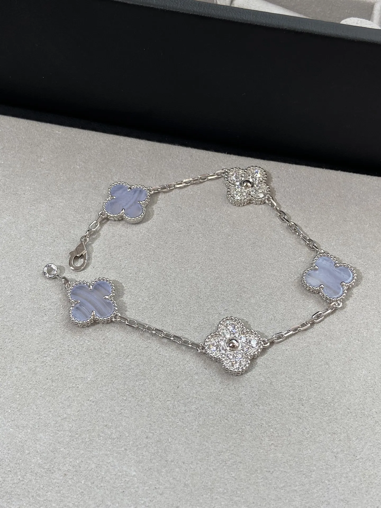 Alhambra Bracelet Amethyst White Gold view 2