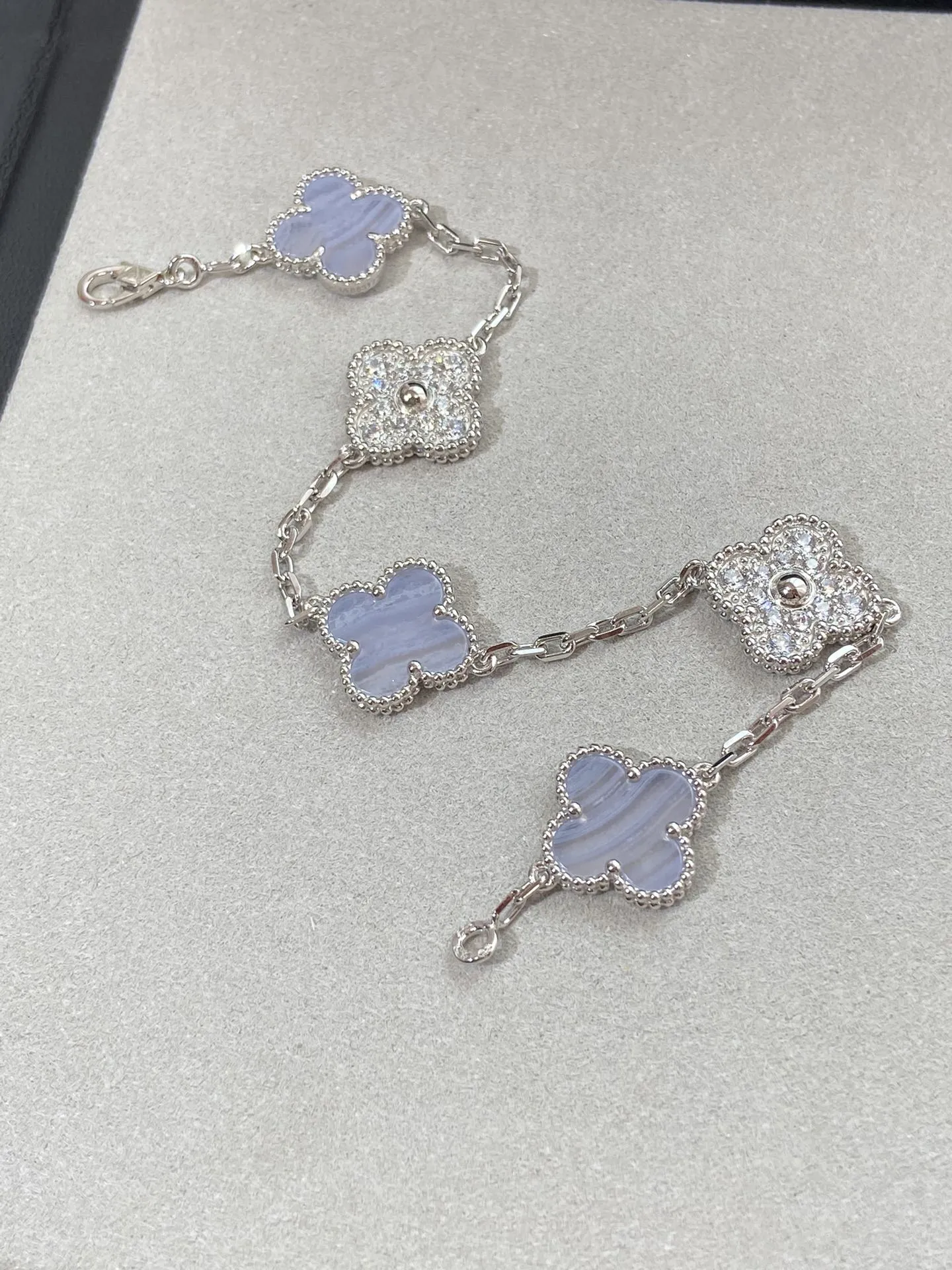 Alhambra Bracelet Amethyst White Gold view 3