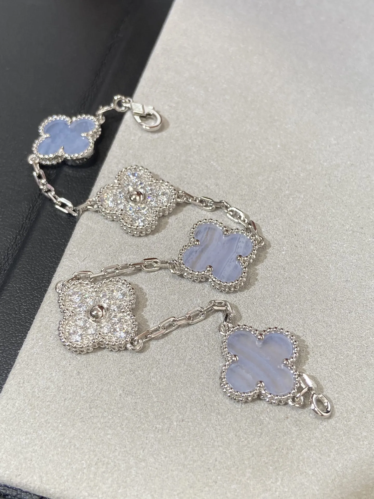 Alhambra Bracelet Amethyst White Gold view 4