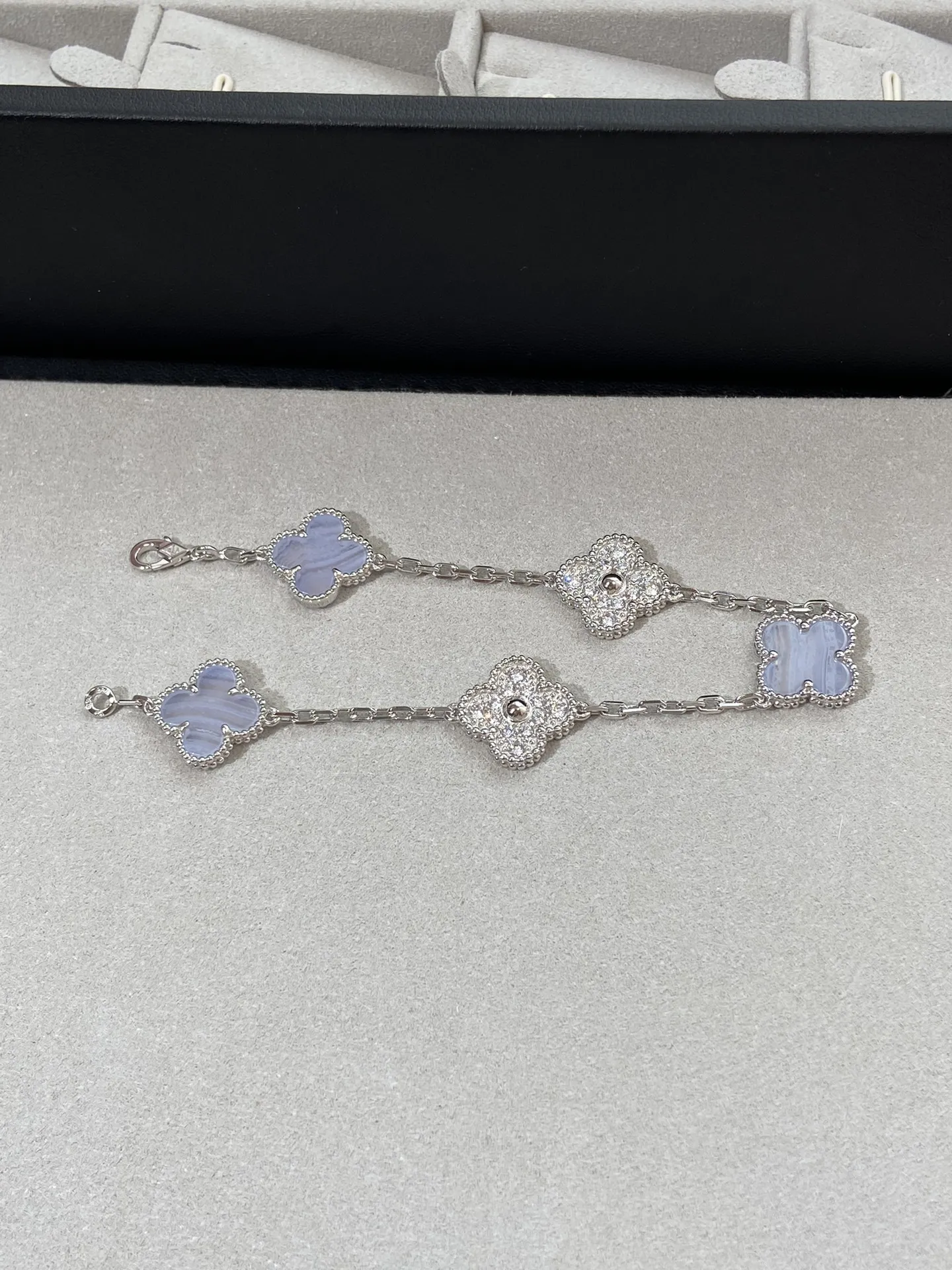 Alhambra Bracelet Amethyst White Gold view 5