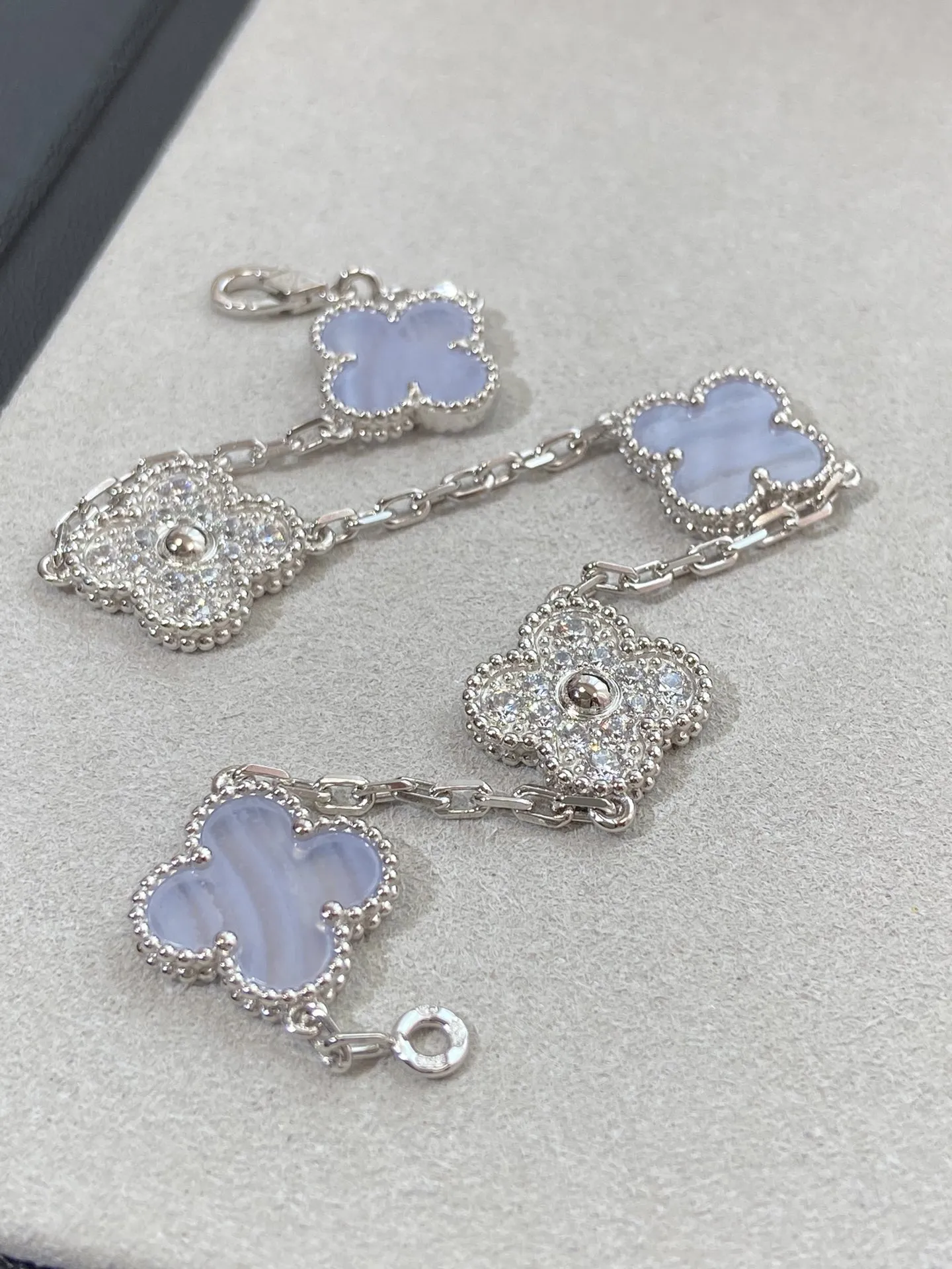 Alhambra Bracelet Amethyst White Gold view 6
