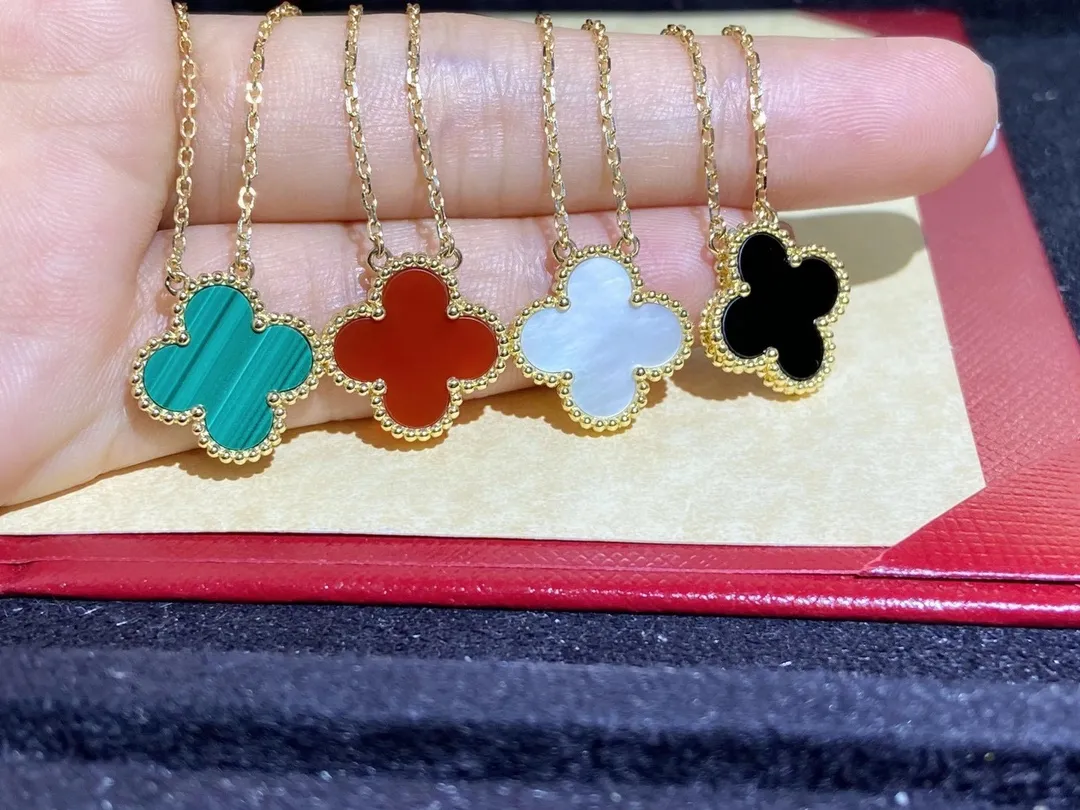 Alhambra Clover Pendant view 2