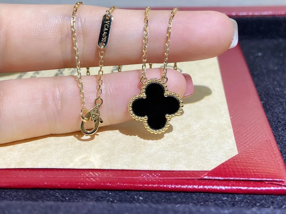 Alhambra Clover Pendant view 3
