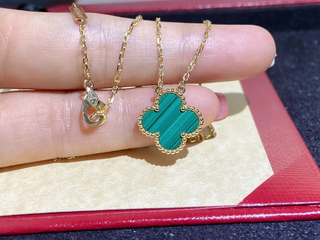 Alhambra Clover Pendant view 4
