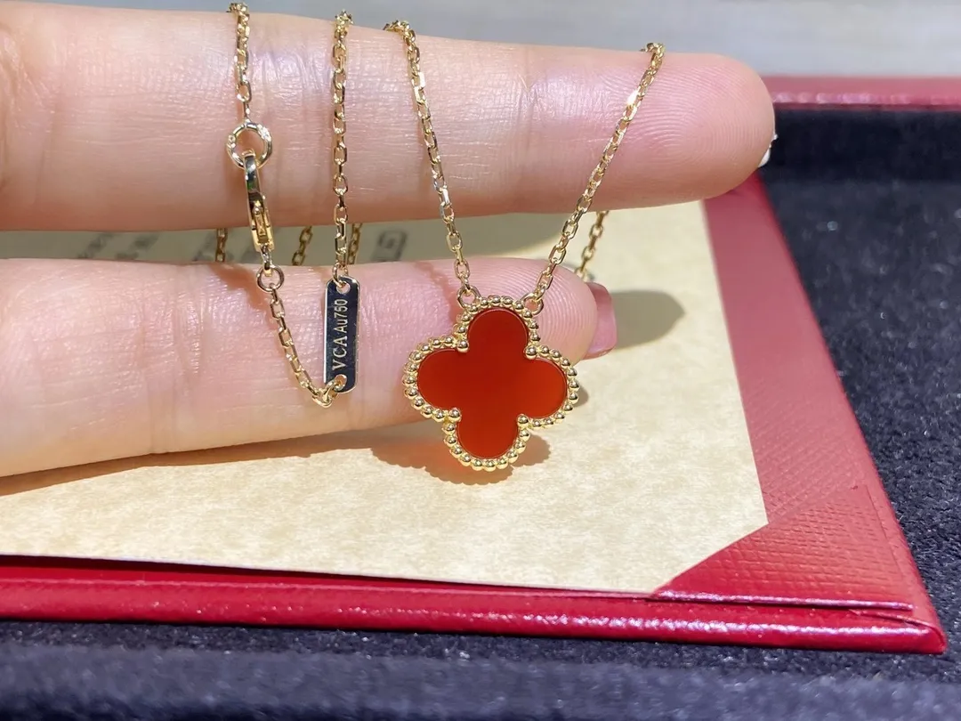 Alhambra Clover Pendant view 5