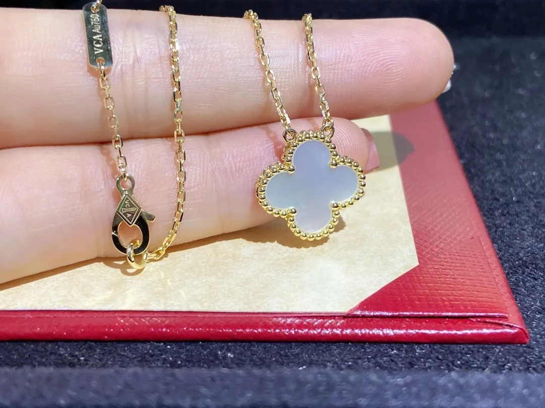 Alhambra Clover Pendant view 6