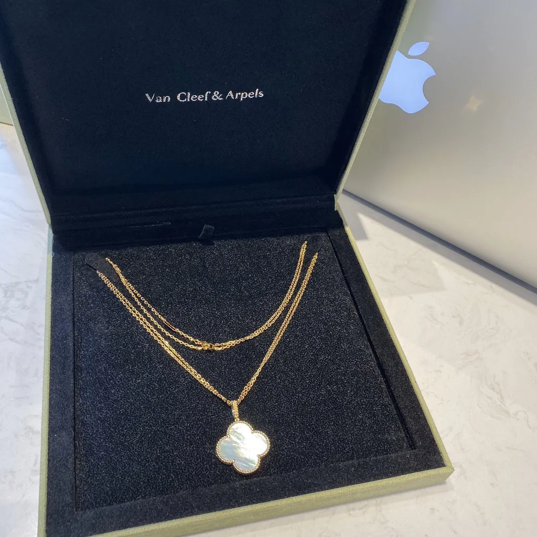 Alhambra Necklace Large White Mother-of-Pearl view 4