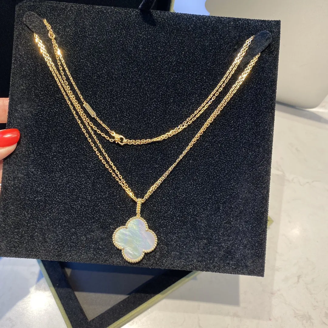 Alhambra Necklace Large White Mother-of-Pearl view 5