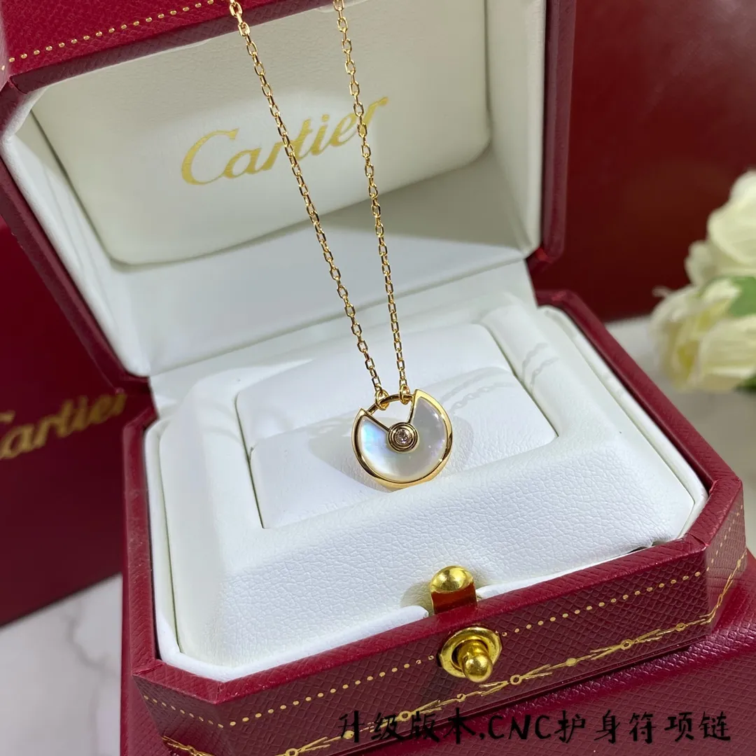 Amulette de Cartier Jewelry view 8