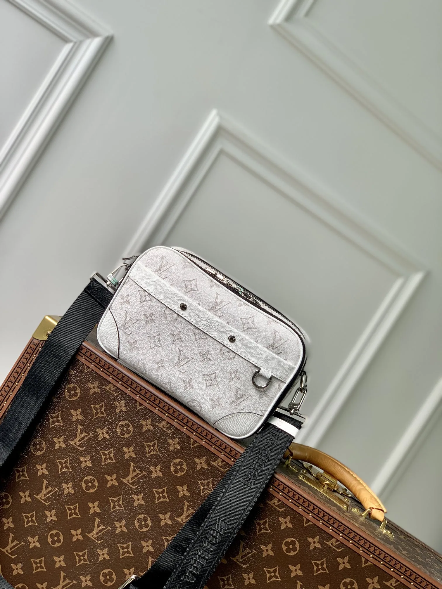 LV Mens Bag Louis Vuitton Alpha White 24cm - Certified Pre-Owned Luxury
