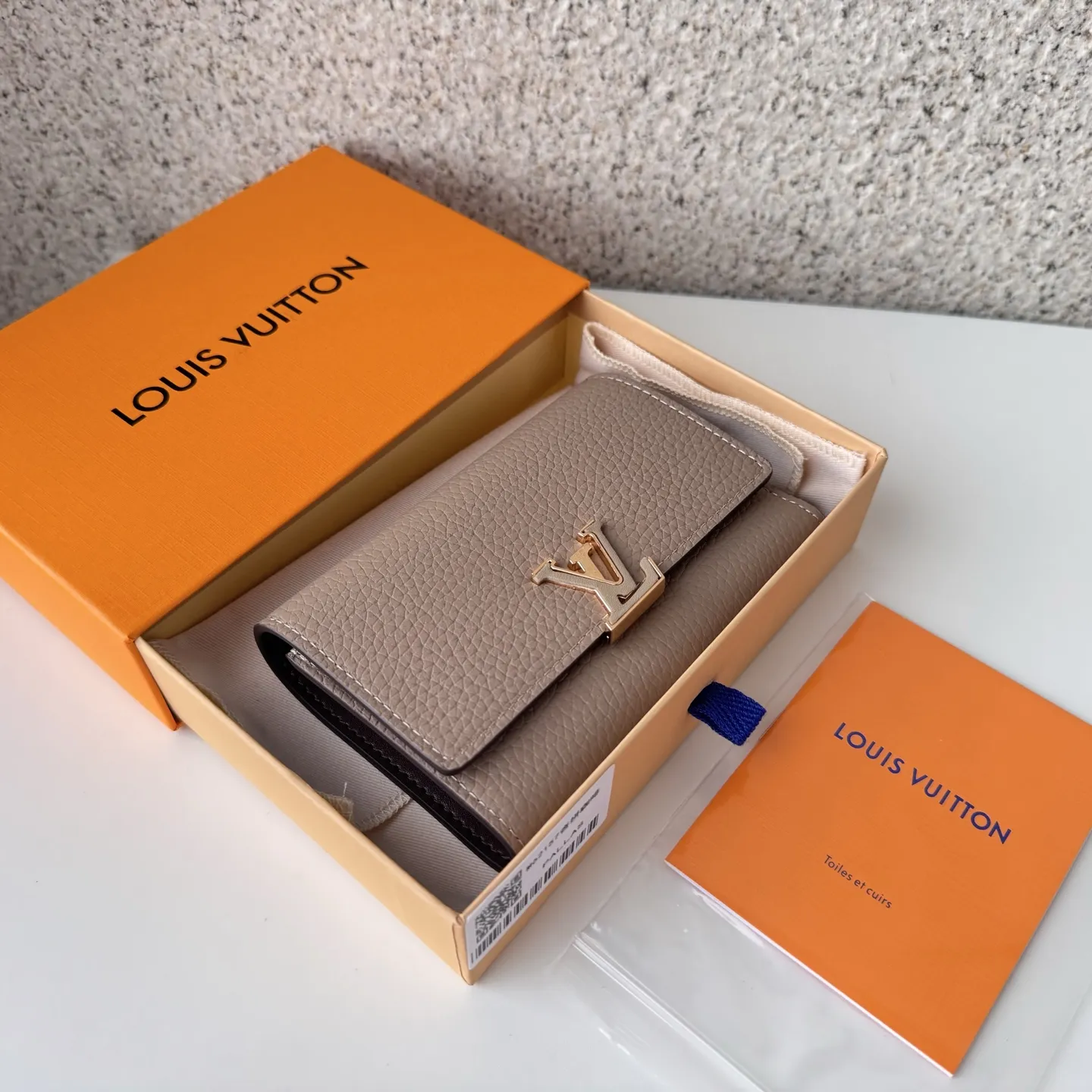 Louis Vuitton Capucines Apricot 13.5cm view 2