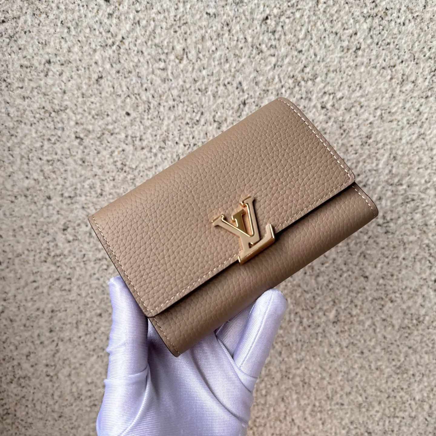 Louis Vuitton Capucines Apricot 13.5cm view 3