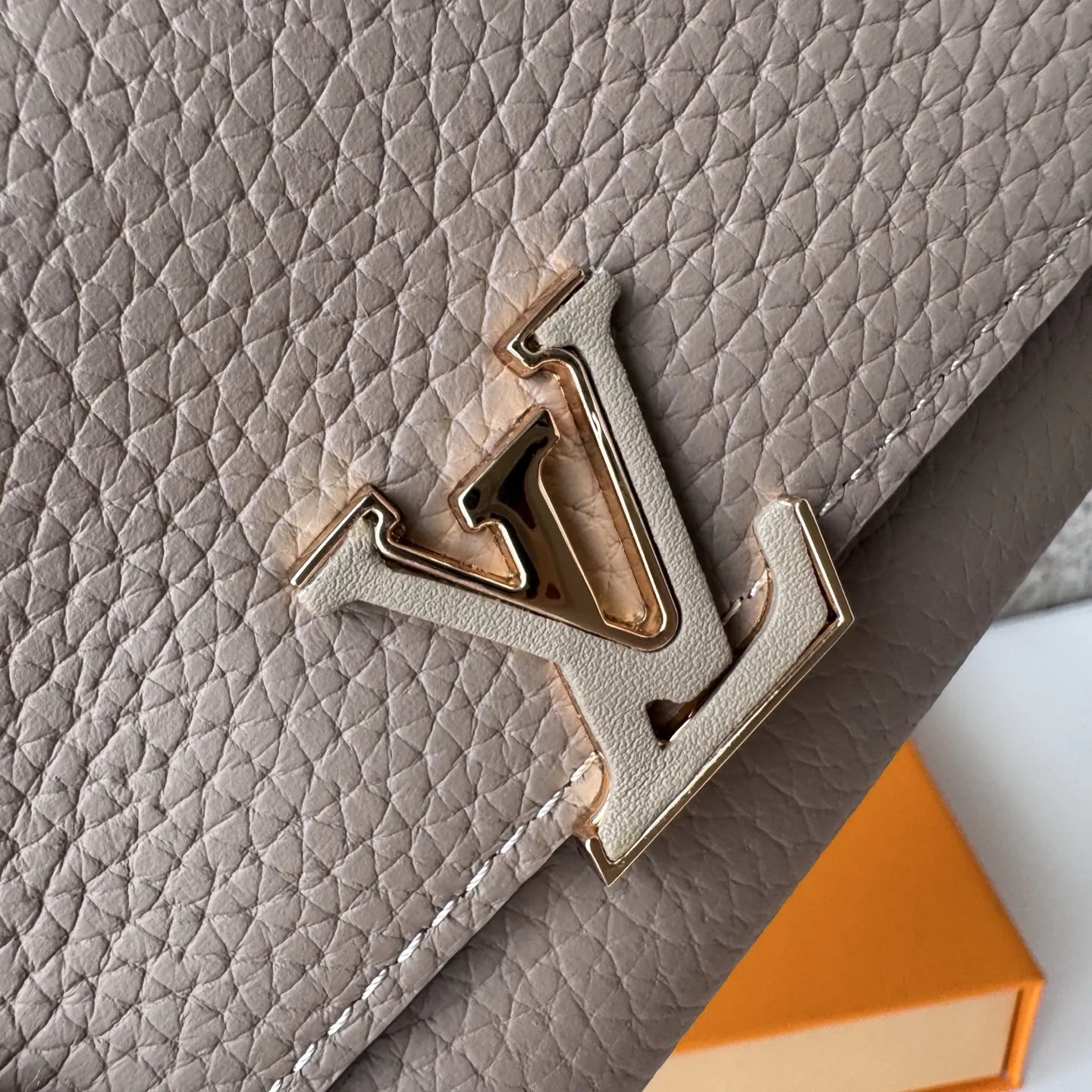 Louis Vuitton Capucines Apricot 13.5cm view 4