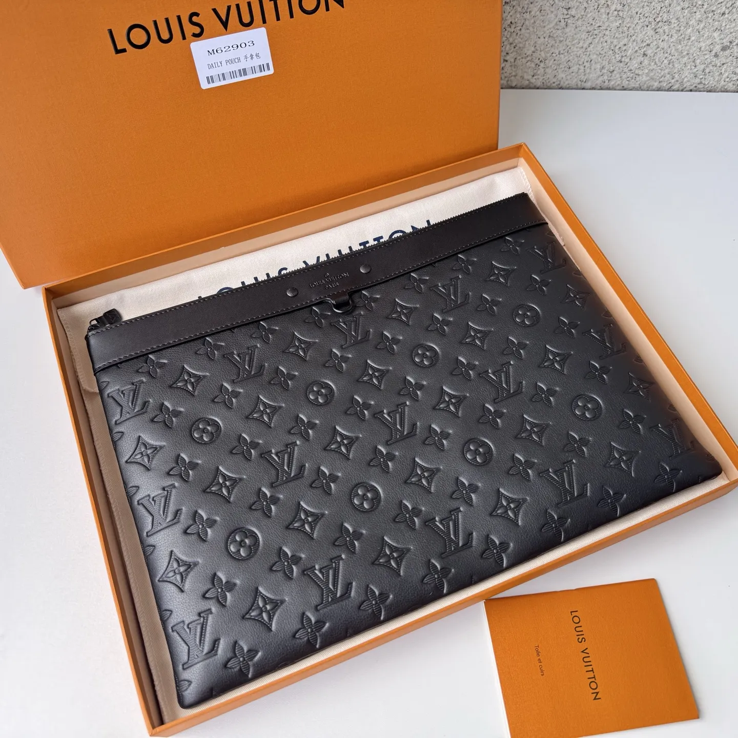Louis Vuitton Discovery Pochette Black [146509] view 2