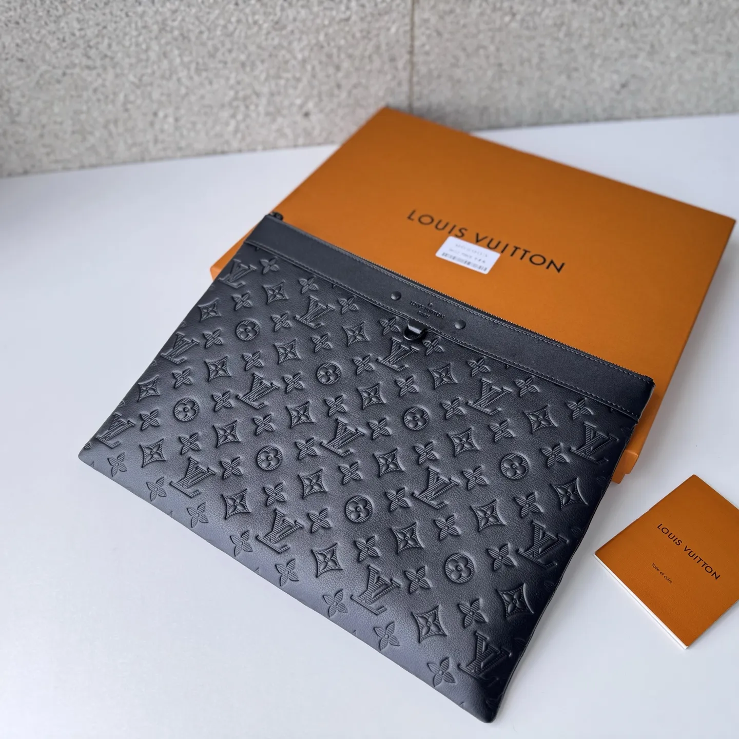 Louis Vuitton Discovery Pochette Black [146509] view 4