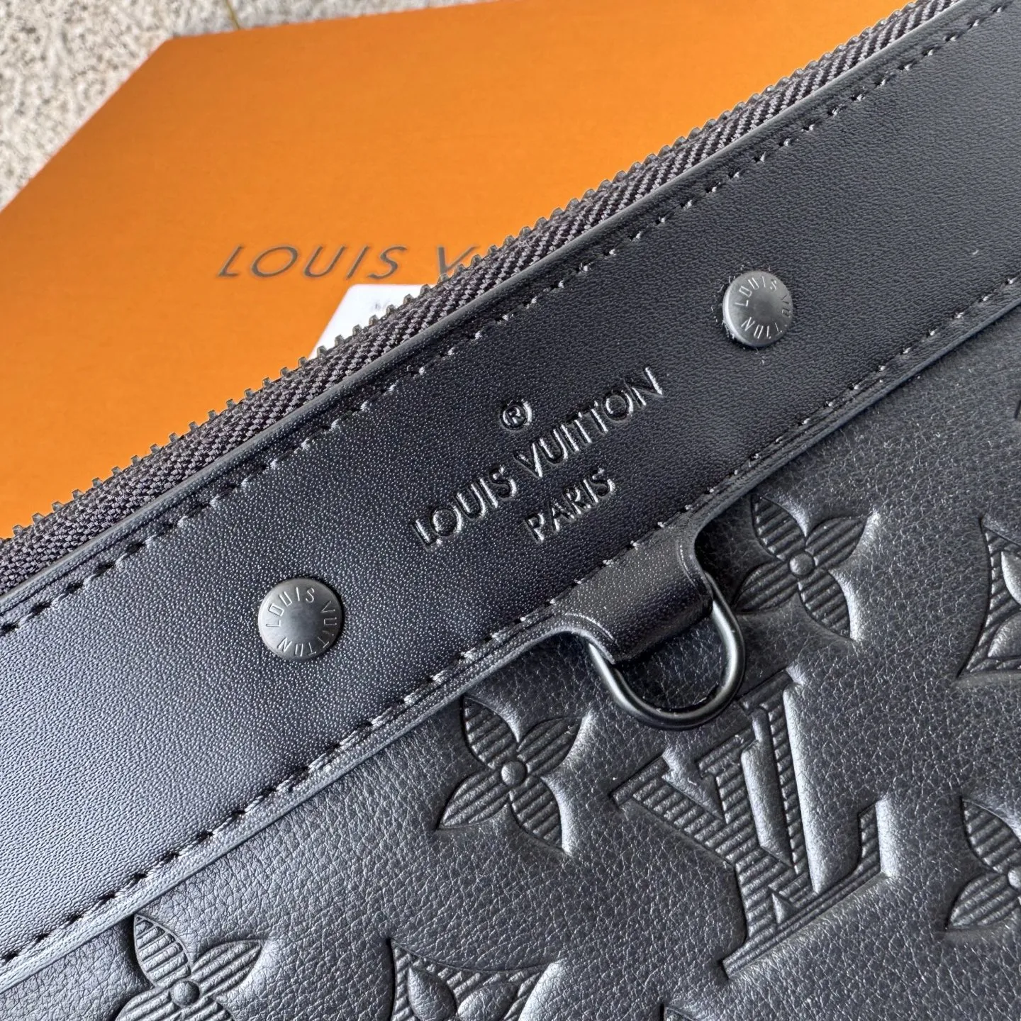 Louis Vuitton Discovery Pochette Black [146509] view 5