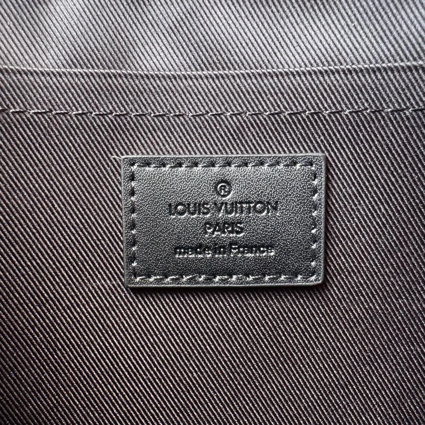 Louis Vuitton Discovery Pochette Black [146509] view 8