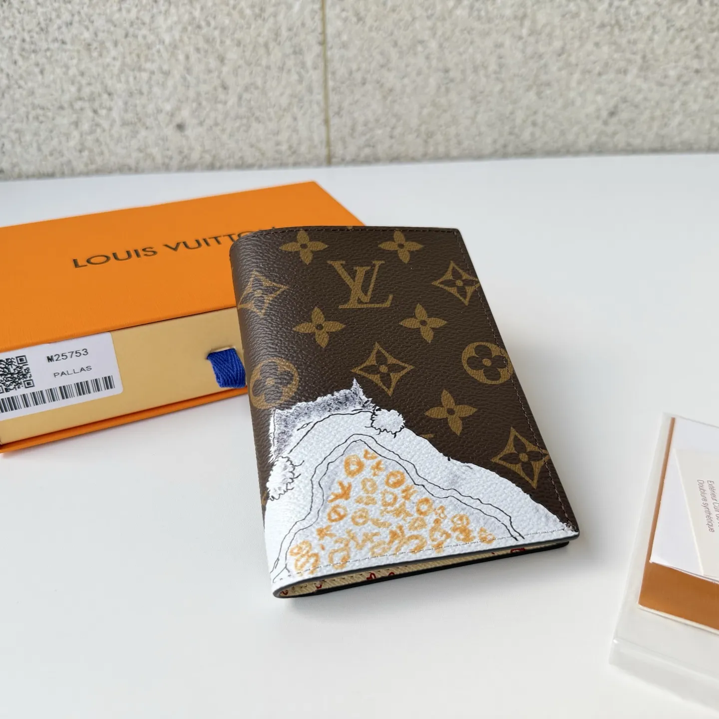 Louis Vuitton M25753 view 2