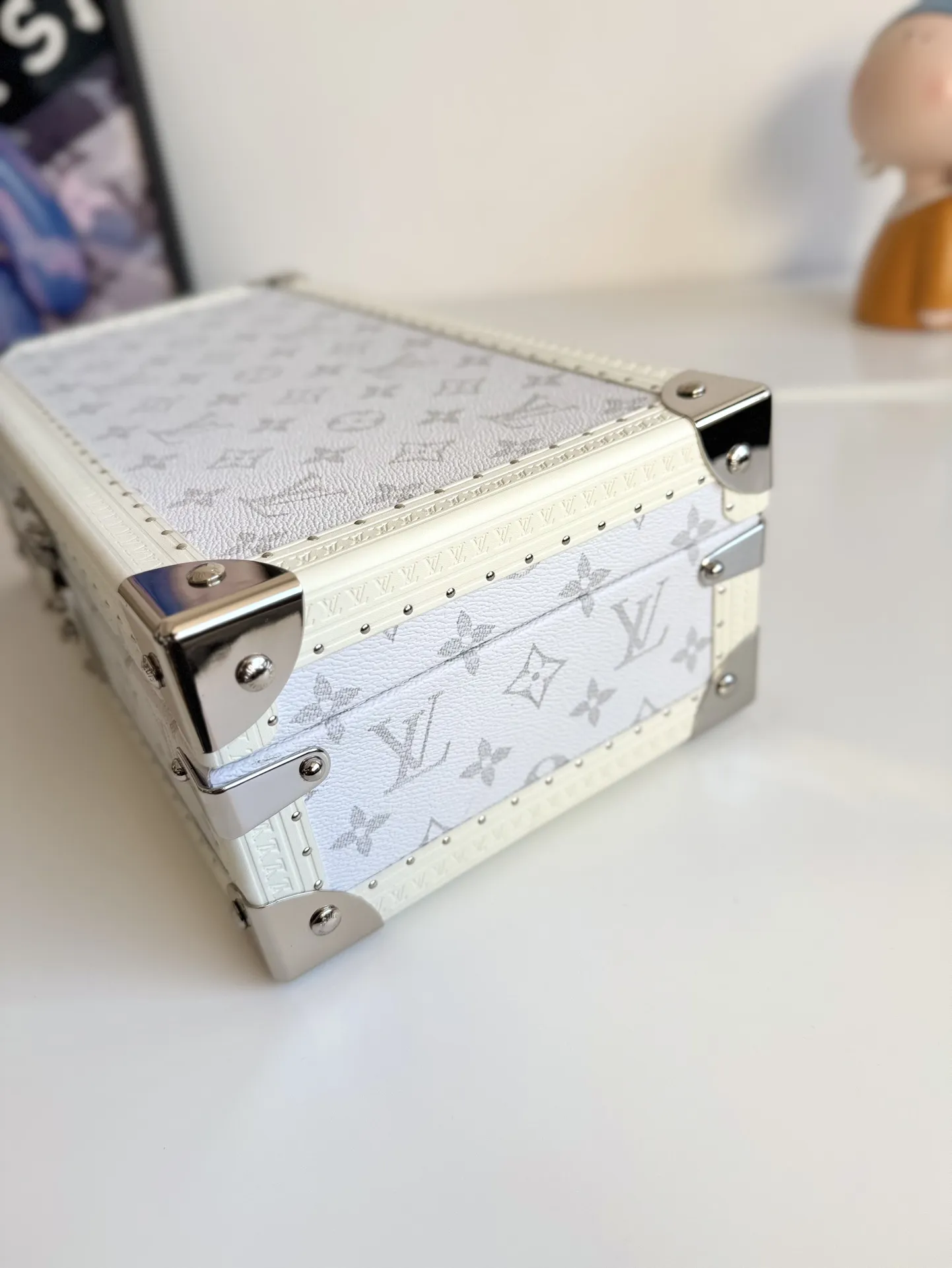 Louis Vuitton M4700B White 34cm view 4
