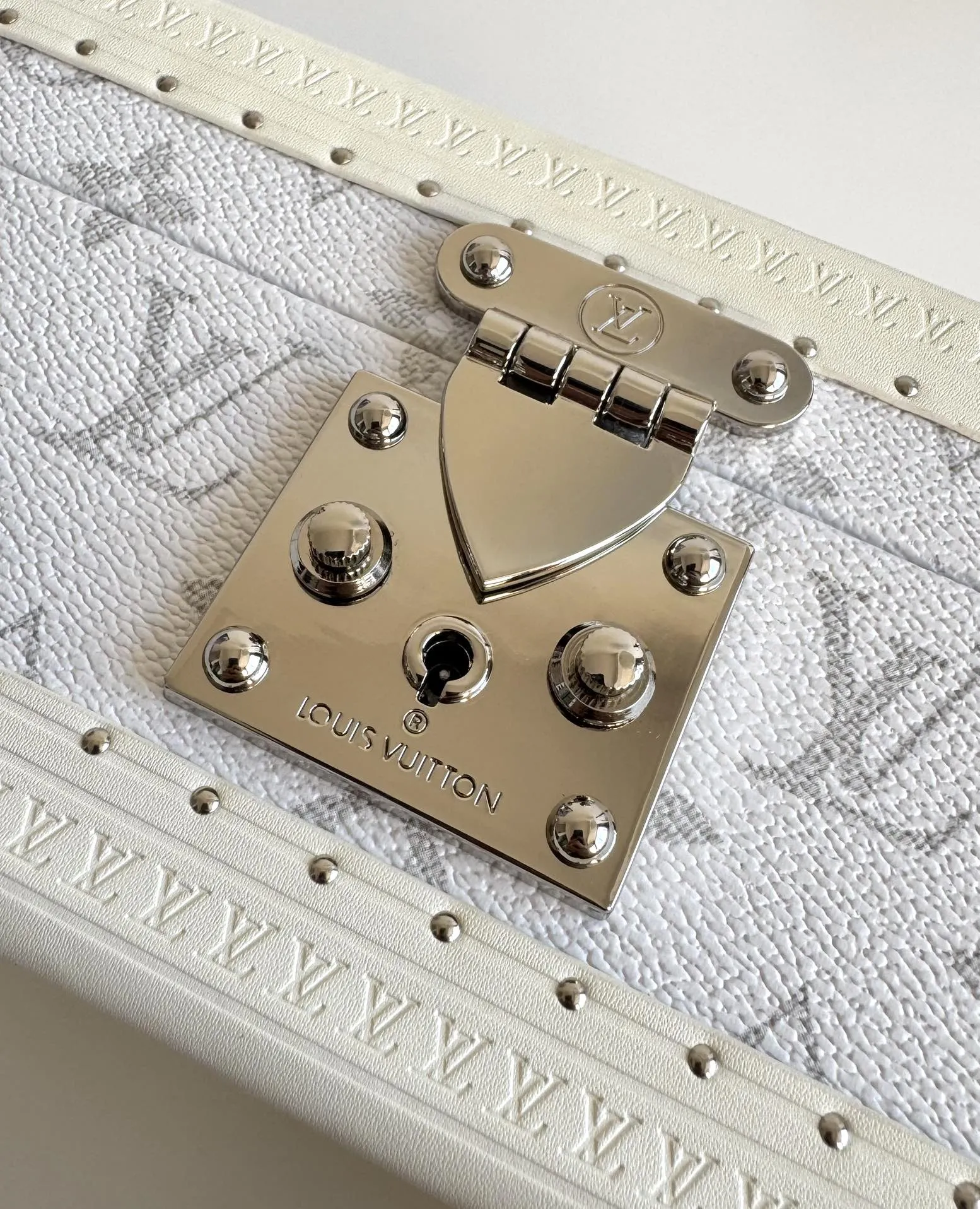 Louis Vuitton M4700B White 34cm view 6