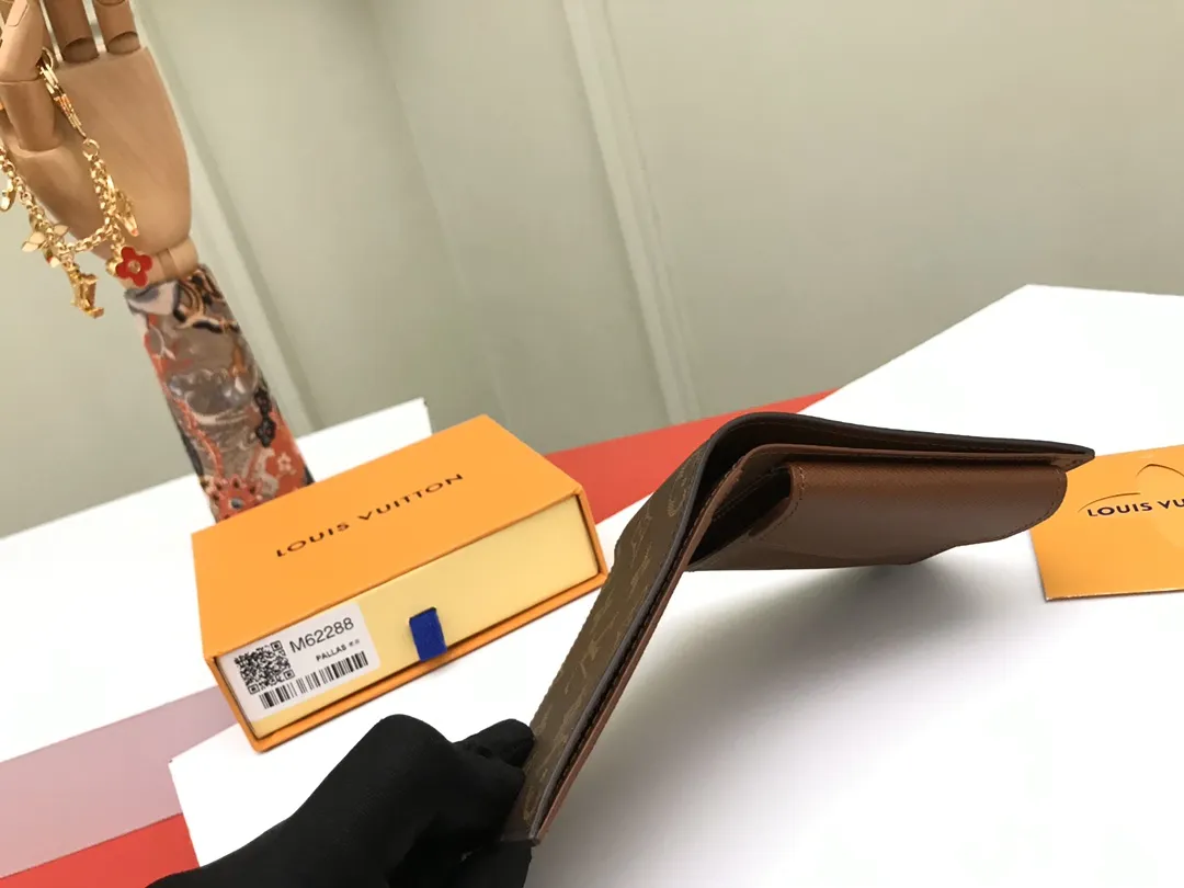 Louis Vuitton Marco Monogram view 5