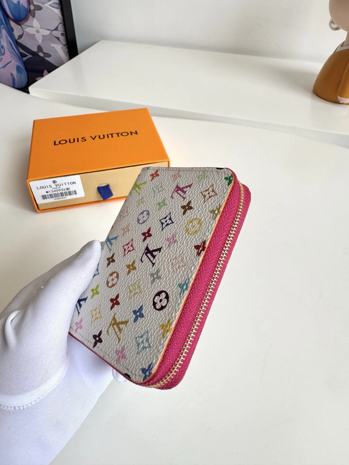Louis Vuitton Murakami White Rainbow 11cm view 3