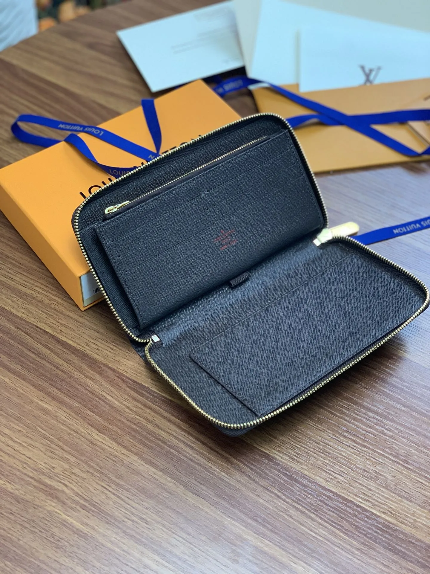 Louis Vuitton N60003 view 4