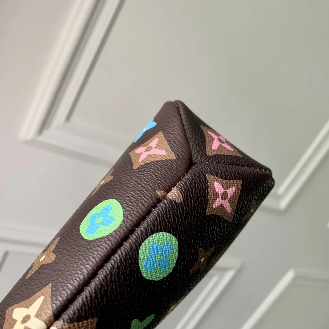 Louis Vuitton Pochette Voyage Monogram Eclipse 32cm view 7