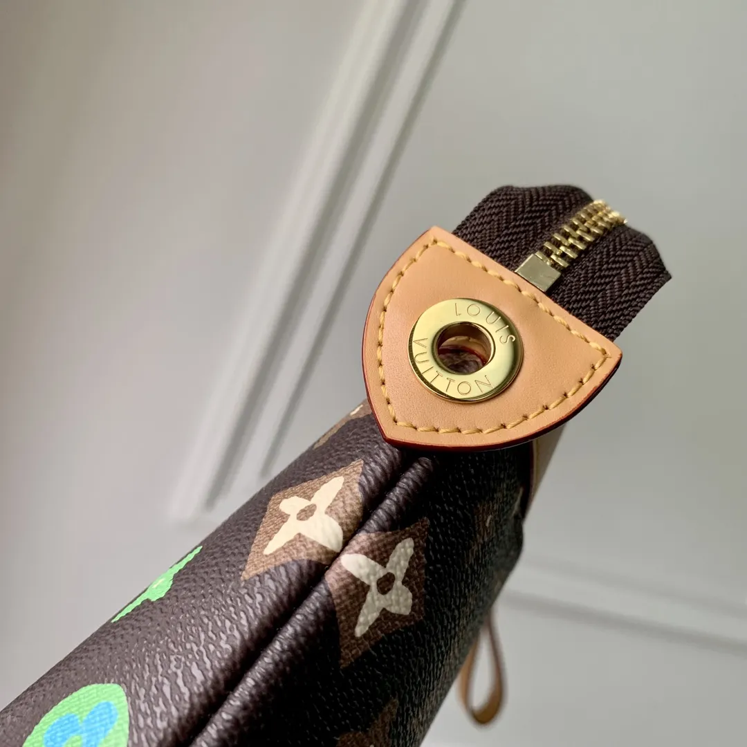 Louis Vuitton Pochette Voyage Monogram Eclipse 32cm view 8