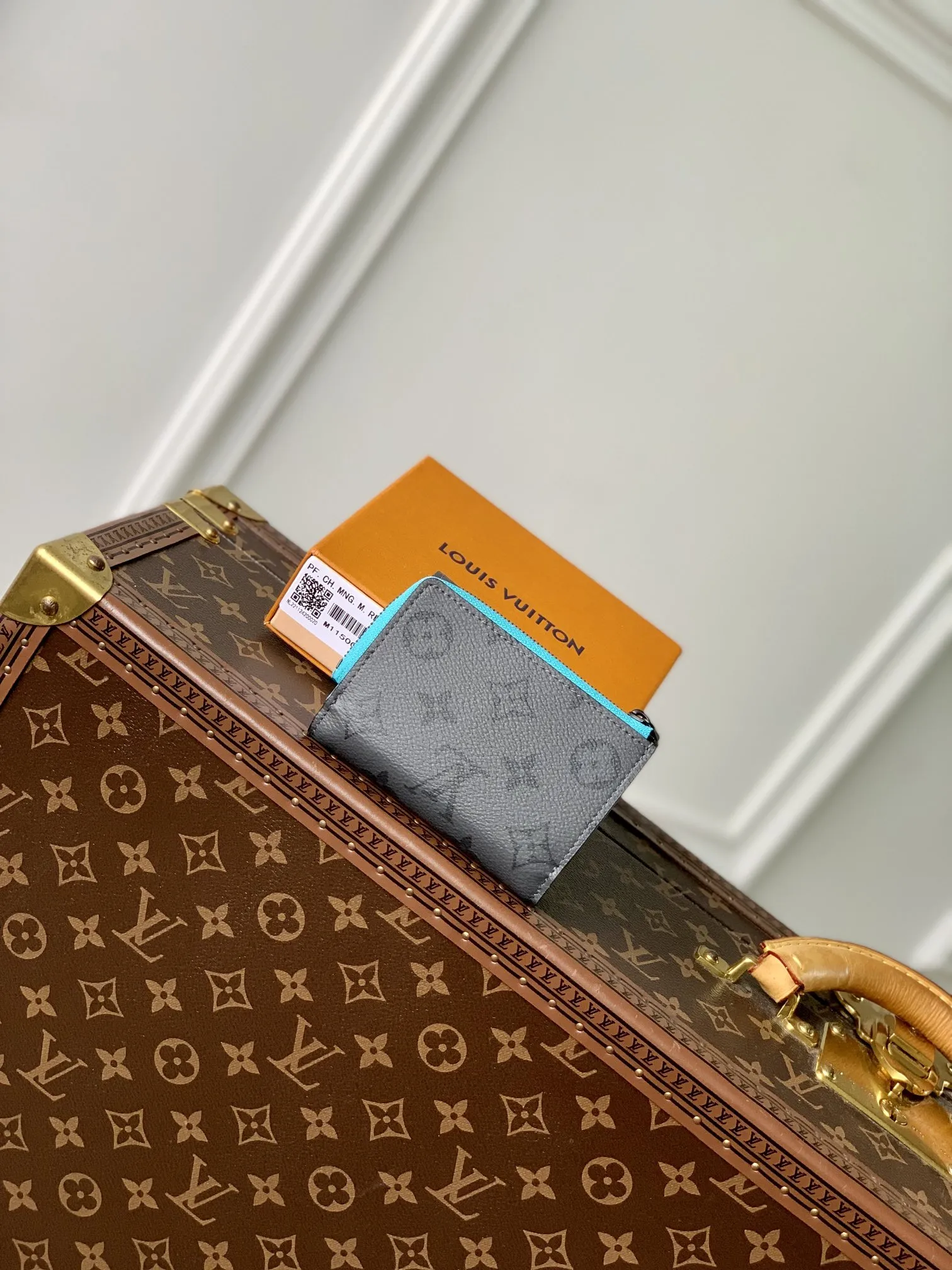Louis Vuitton Portefeuille Pilot Gray view 2
