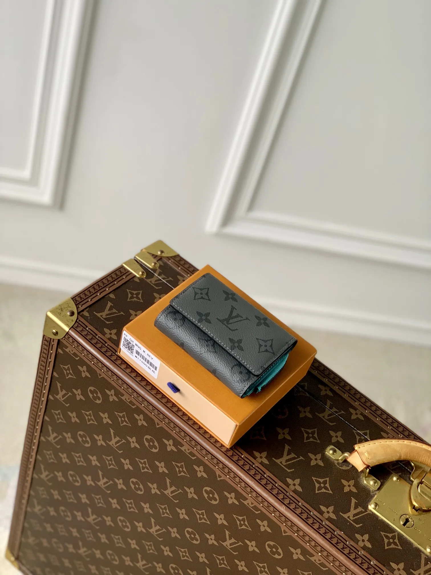 Louis Vuitton Portefeuille Pilot Gray view 3